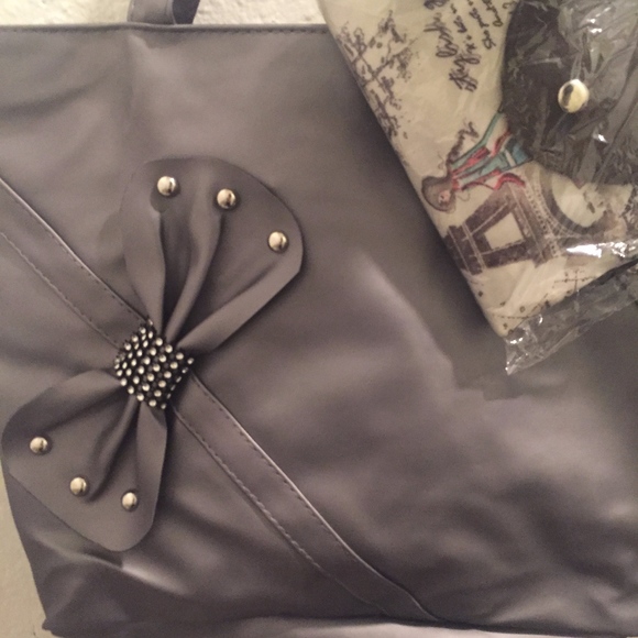 Chunn's Oversized Vegan Bag - Picture 1 of 3